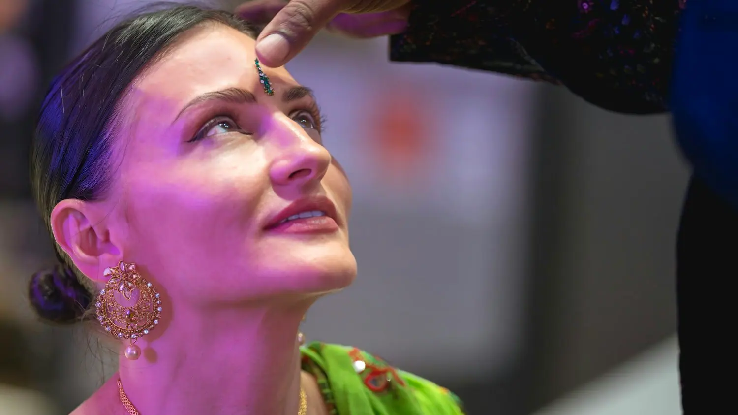 Warm oil flowing during a traditional head therapy